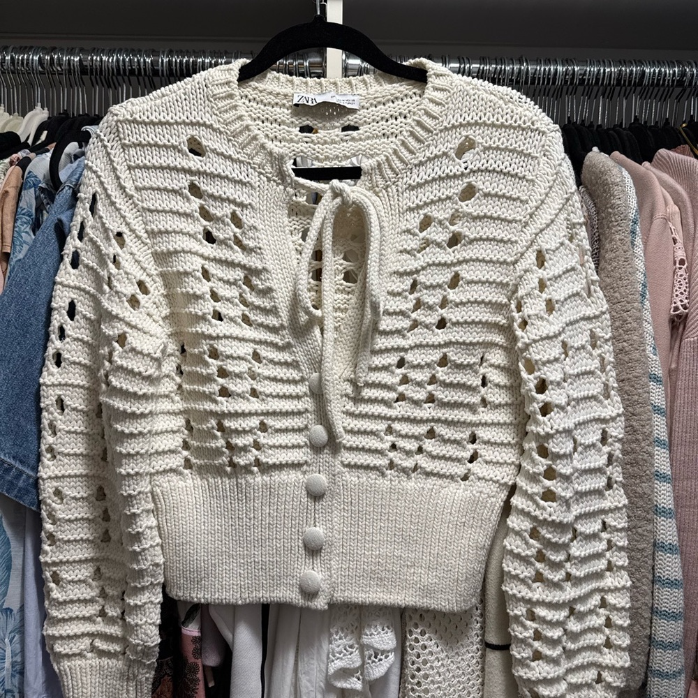 ✨ 2/$40 ✨ Zara Women's White Button-Up Cardigan